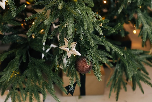 Árbol de Navidad con hermosos juguetes elegante decoración de Navidad y Año Nuevo