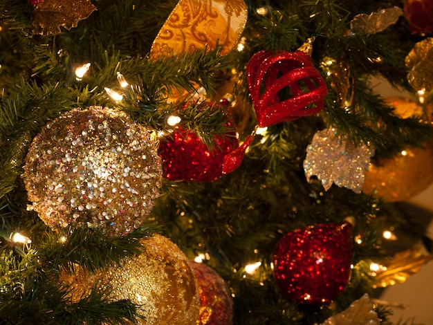 Árbol de Navidad en el histórico Broadmoor Hotel durante la ceremonia de las luces blancas.