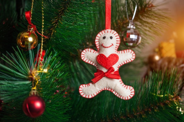 Árbol de navidad con hombre de pan de jengibre