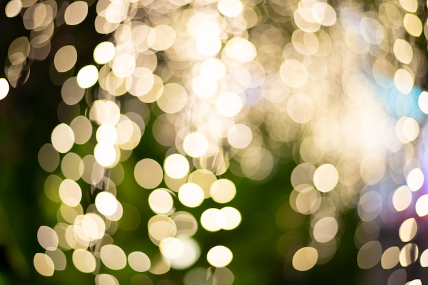 Árbol de navidad de iluminación desenfoque foco como fondo bokeh
