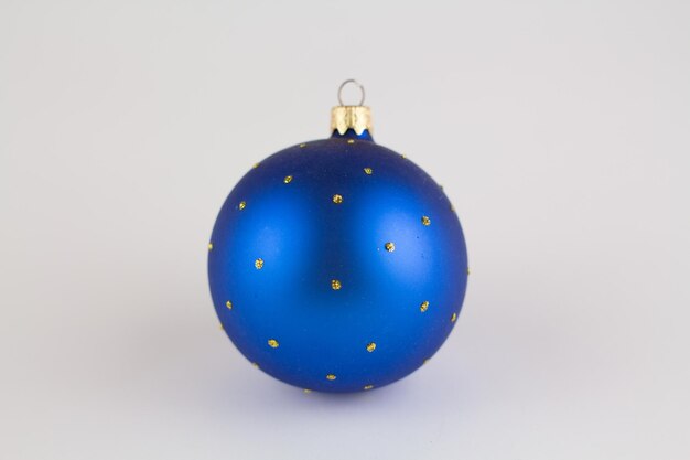 Árbol de Navidad juguete bola azul sobre fondo blanco.