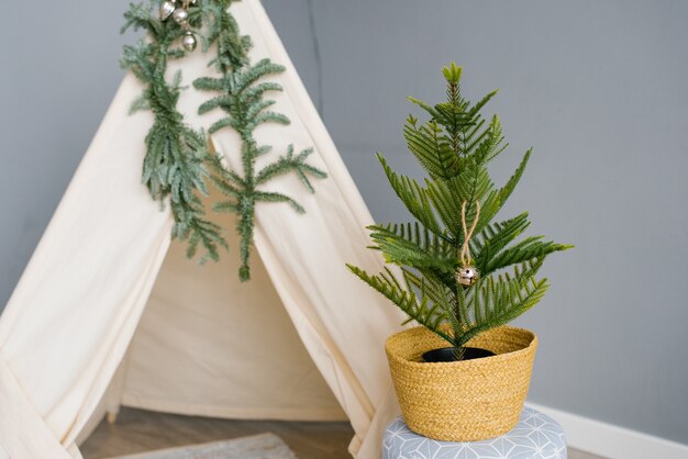 Árbol de navidad con un juguete, wigwam para niños