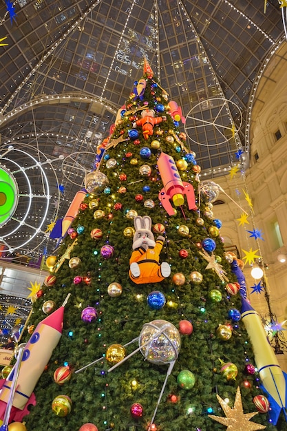 Árbol de Navidad, juguetes en el árbol de Navidad en grandes almacenes