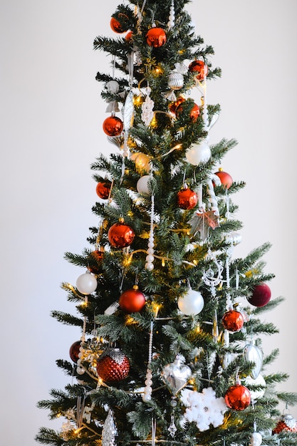 Árbol de Navidad, juguetes en el árbol.