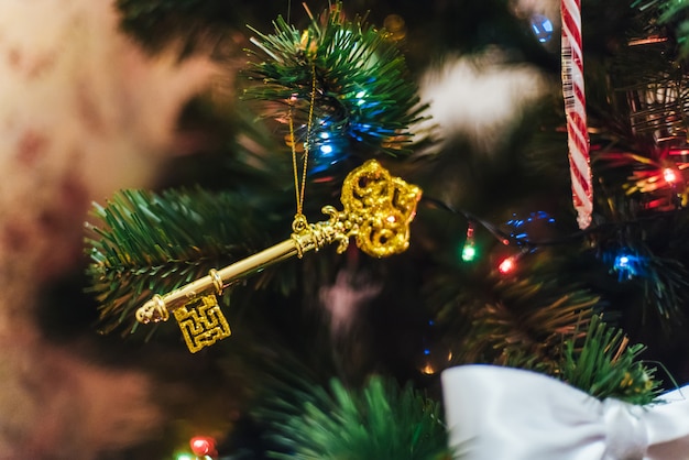 Árbol de navidad con juguetes y decoraciones