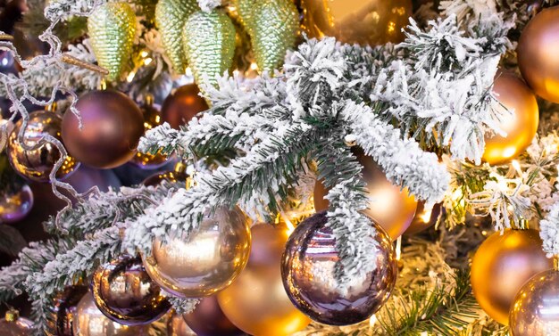 Árbol de Navidad con juguetes. Fondo de vacaciones. Concepto de Navidad 2022