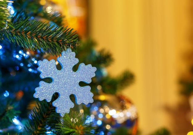 Árbol de Navidad con juguetes de Navidad. Fondo de celebración de año nuevo de concepto. Foto de primer plano del árbol de Navidad decorado con juguetes de Navidad