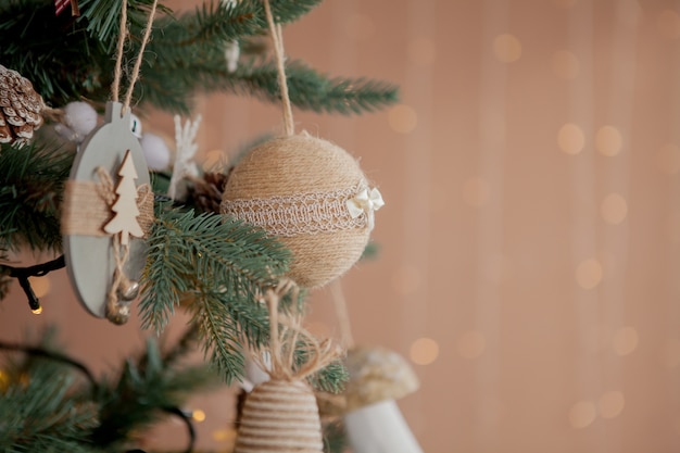 Árbol de Navidad con juguetes y nieve decorativa para un feliz año nuevo en el fondo de bokee.