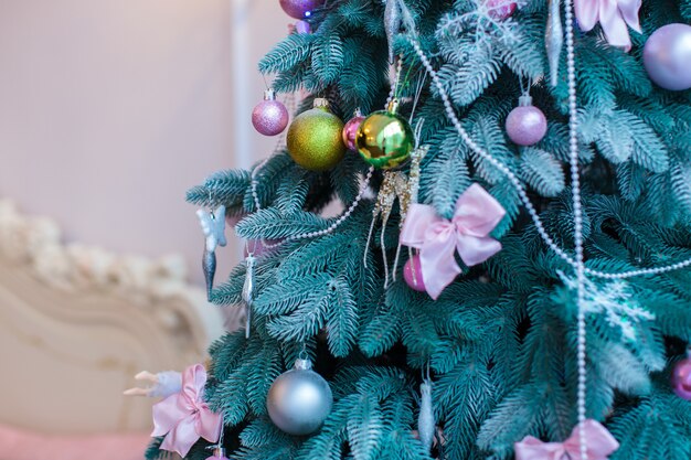 Árbol de Navidad con juguetes y pelotas.