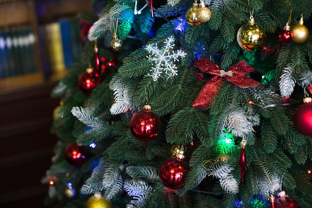 Árbol de Navidad con juguetes y pelotas.