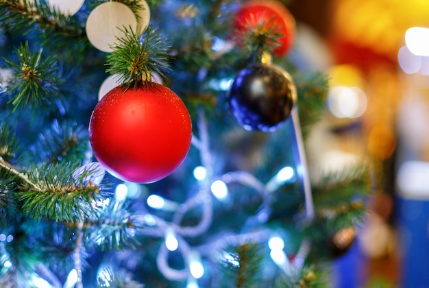 Árbol de Navidad con juguetes rojos.