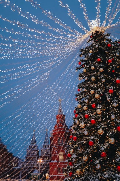 Árbol de Navidad con luces doradas en la calle de la ciudad festiva Feliz Navidad Feliz Año Nuevo