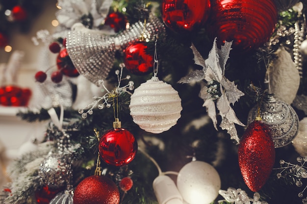 Árbol de navidad con luces y guirnaldas.