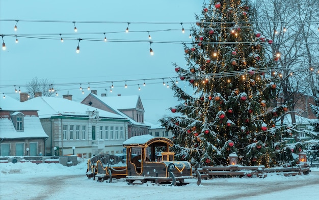 Árbol de navidad y luces de navidad en un pequeño pueblo de letonia europa