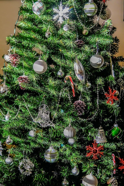 Árbol de navidad con la luz del sol brillando desde afuera