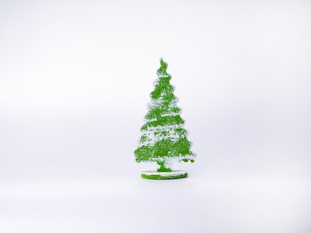 Árbol de Navidad de madera aislado en blanco. Decoración del hogar para Navidad y Año Nuevo.