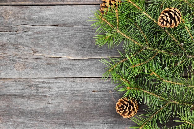 Árbol de navidad en madera oscura