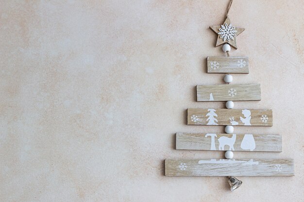 Árbol de Navidad de madera sobre hormigón ligero.