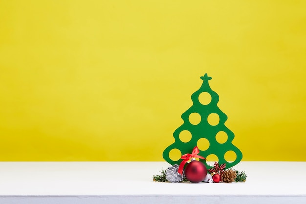 Árbol de Navidad en miniatura con adornos