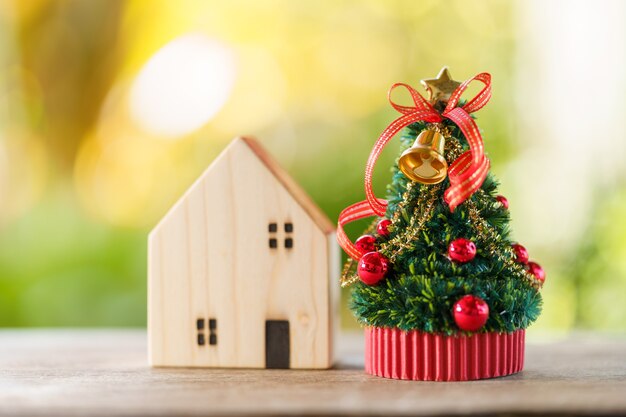 Árbol de Navidad en miniatura Celebre la Navidad el 25 de diciembre de cada año. usando como fondo navidad