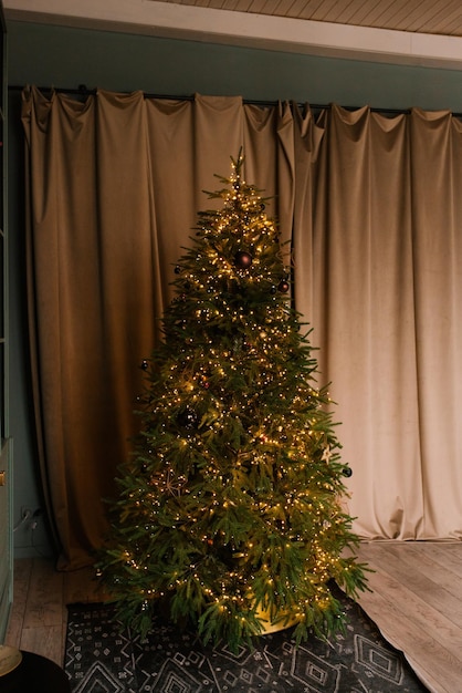 Árbol de Navidad minimalista y elegante en la sala de estar