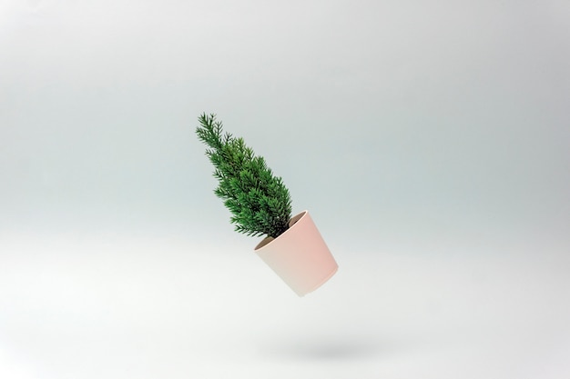 Árbol de Navidad minimalista sobre un fondo azul. Concepto de año nuevo Lay Flat, espacio de copia