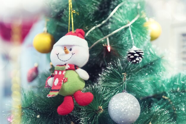 Árbol de navidad y muñeca de Papá Noel en fondo del bokeh