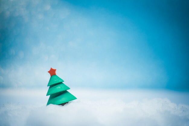 Árbol de navidad en la nieve