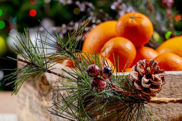 Árbol de navidad en una olla en naranjas y cajas de regalos.