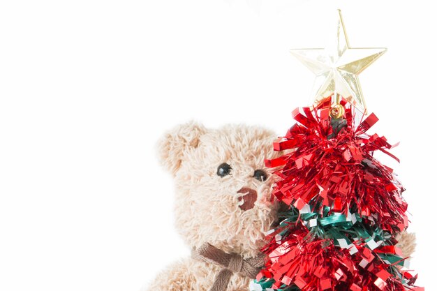 Árbol de Navidad con oso de peluche es feliz año nuevo