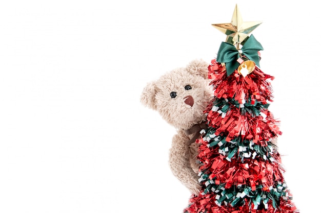 Árbol de navidad con un oso de peluche