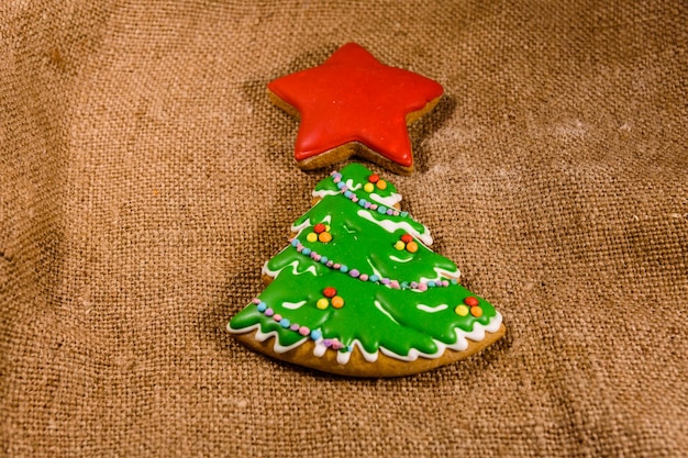 Árbol de Navidad de pan de jengibre y estrella en un cilicio