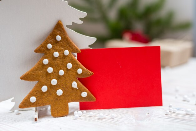 Árbol de Navidad de pan de jengibre y etiqueta roja