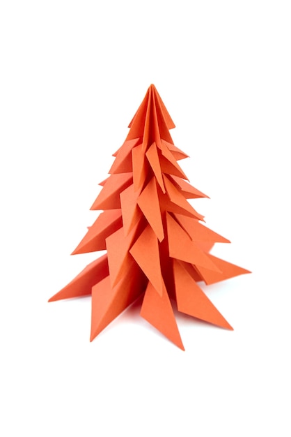 Árbol de Navidad de papel rojo aislado en blanco