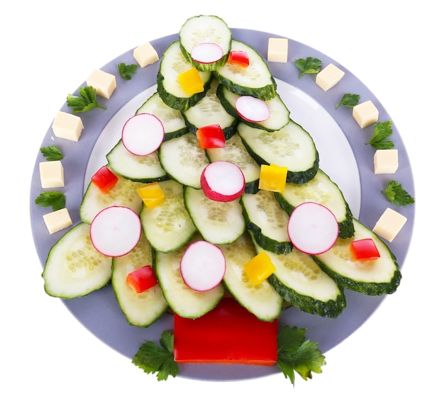 Árbol de Navidad de pepino en placa aislado en blanco