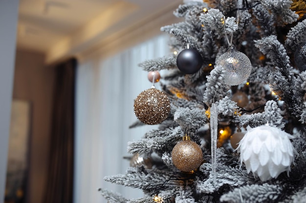 Árbol de Navidad de pino blanco de lujo con adornos dorados