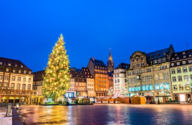 Árbol de Navidad en Place Kleber en Estrasburgo, Francia