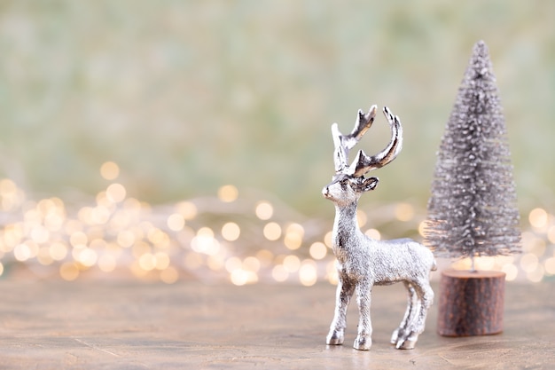 Árbol de Navidad en plata, fondo bokeh