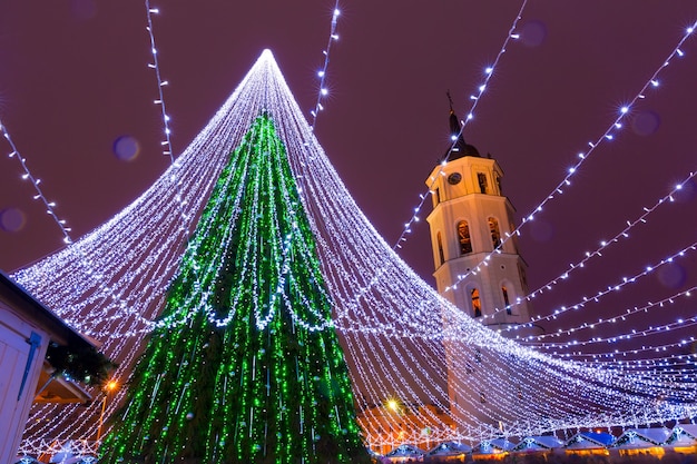 Árbol de Navidad en la Plaza de la Catedral y el campanario de la Catedral, Vilnius, Lituania, países bálticos