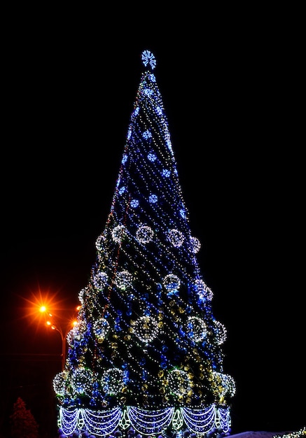 Árbol de Navidad en una plaza central de la ciudad de Kremenchug, Ucrania