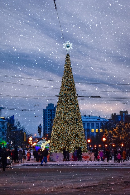 Árbol de Navidad en la plaza principal de la ciudad.