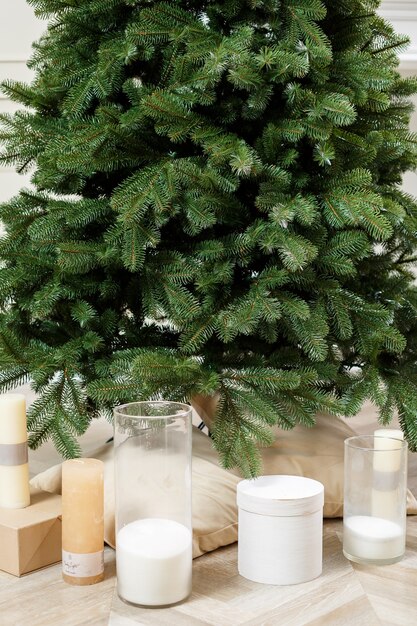 Árbol de Navidad de primer plano sin juguetes. Buen espíritu de año nuevo. Ramas verdes de un árbol de Navidad con regalos y velas