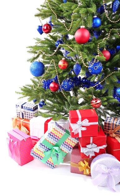 Árbol de Navidad y regalos aislados en blanco