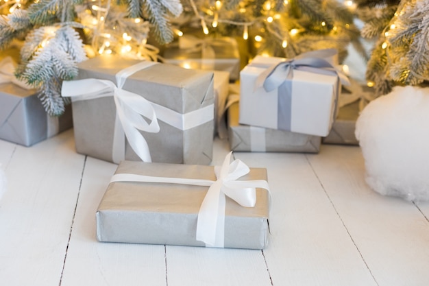 Árbol de Navidad con regalos de año nuevo