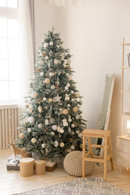 Árbol de Navidad. regalos bajo el árbol