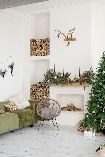 Árbol de Navidad con regalos en la casa Interior escandinavo de la habitación Chimenea con regalos en la casa Interior acogedor de la sala de estar de Año Nuevo