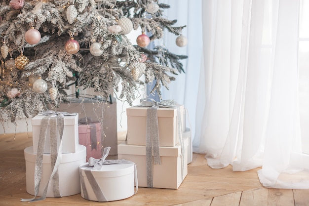 Árbol de Navidad con regalos. Fondo de Navidad Decoración de vacaciones