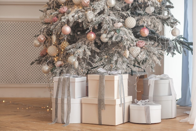 Árbol de Navidad con regalos. Fondo de Navidad Decoración de vacaciones