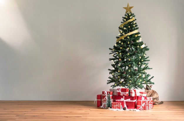 Árbol de Navidad con regalos rojos en salón. decoración para el concepto de Navidad y feliz año nuevo.