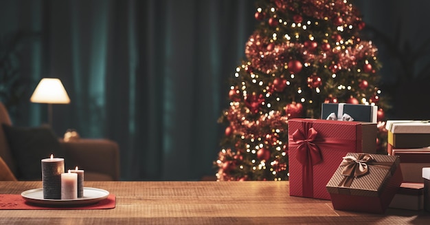 Árbol de Navidad y regalos en el salón.